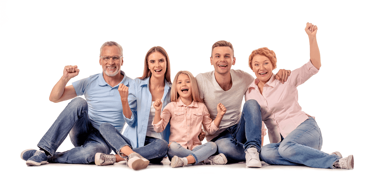 Mehrere Generationen einer Familie sitzen nebeneinander auf dem Boden und freuen sich